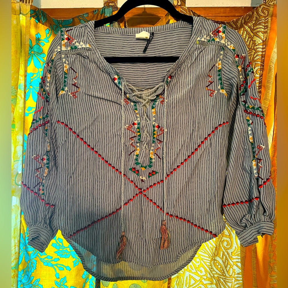 Anthropologie Akemi + Kin Sz 00P Gray Striped Embroidered Blouse Top Shirt